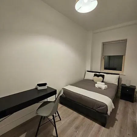 Daire Spacious And Cosy House