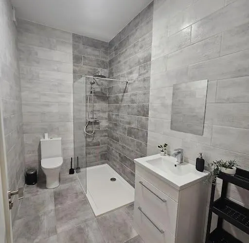 Spacious And Cosy House דירה *